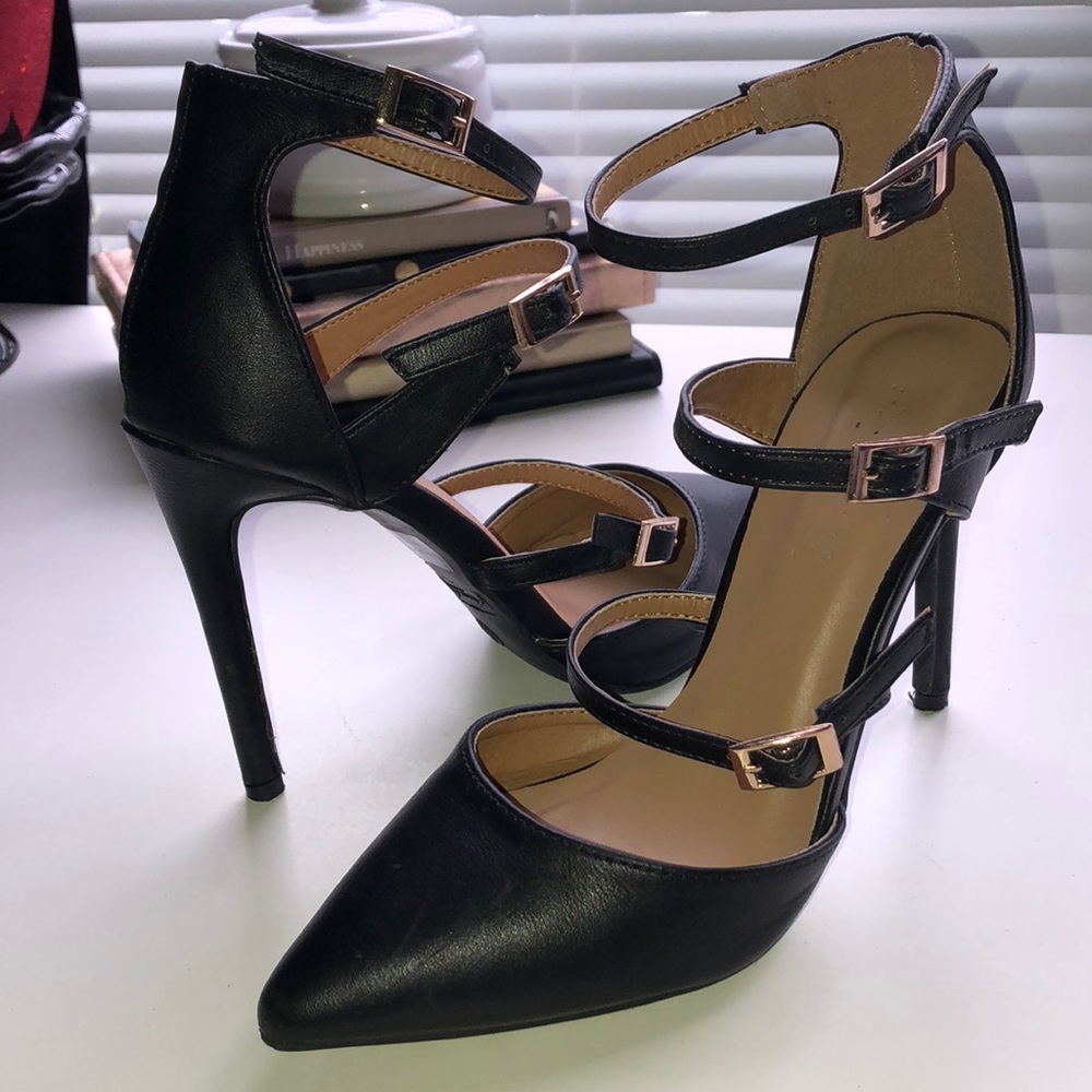 ✨Black strap stilettos!